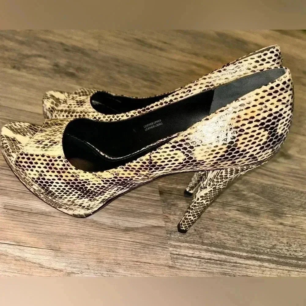 Vera Wang Lavender Size 9.5 Selima Beige Snakeskin Pumps
